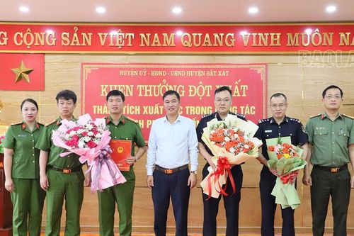 Bát Xát khen thưởng đột xuất 9 cá nhân trong vụ bắt gần 4,3kg thuốc phiện
