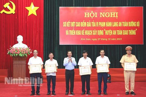 Kim Sơn: Sơ kết đợt cao điểm giải tỏa vi phạm hành lang an toàn đường bộ