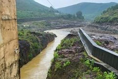 Tiếp tục hạ mực nước hồ chứa để đón lũ