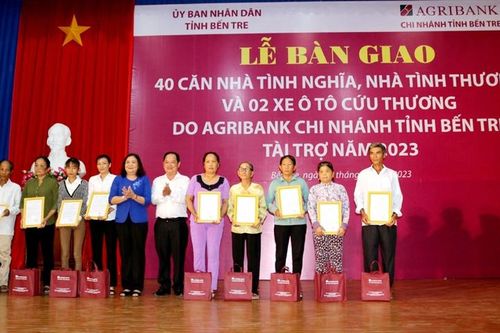 Agribank Chi nhánh tỉnh Bến Tre: Tài trợ 40 căn nhà tình nghĩa, tình thương và 2 xe cứu thương
