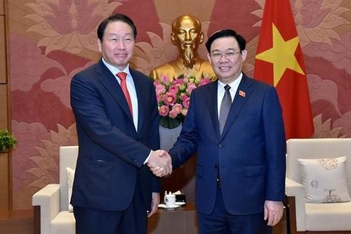 Chủ tịch Quốc hội Vương Đình Huệ tiếp Chủ tịch Tập đoàn SK Hàn Quốc