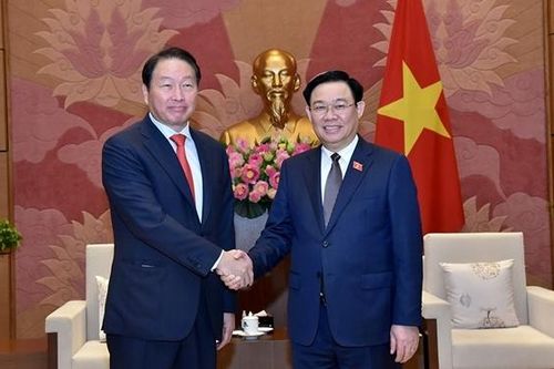 Chủ tịch Quốc hội Vương Đình Huệ tiếp Chủ tịch Tập đoàn SK Hàn Quốc