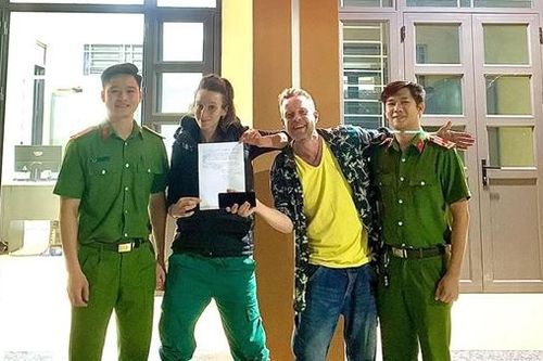 Công an xã tìm lại tài sản cho du khách nước ngoài đánh rơi