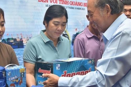 Cùng ngư dân thắp sáng đèn trên biển
