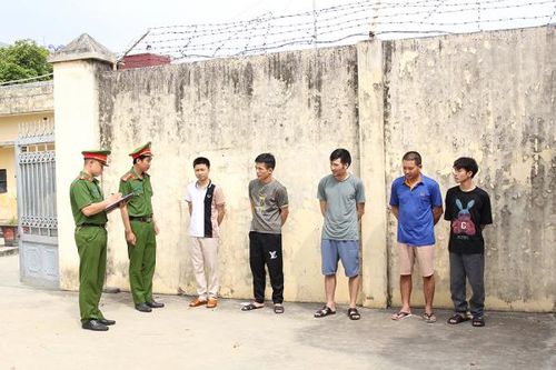 Nhóm công nhân rút hàng của công ty bán lấy tiền