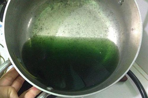 Nước luộc rau chuyển màu xanh đậm có nên dùng?