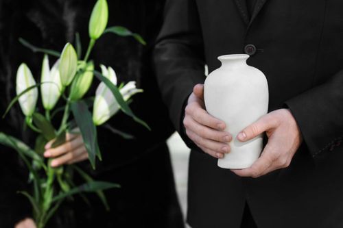 Chia đôi tro cốt con trai, bố mẹ ly hôn 8 năm vẫn kéo nhau ra tòa