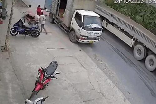 Đỗ xe chiếm hết nửa đường, xe tải bị xe đầu kéo tông văng