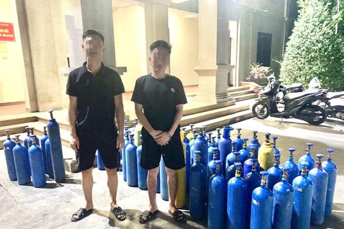 Kiểm tra ô tô nghi vấn lúc nửa đêm, phát hiện chở 73 bình 'khí cười'