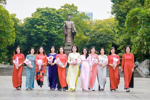 Phụ nữ Thủ đô thướt tha diện áo dài tại phố đi bộ Hồ Gươm