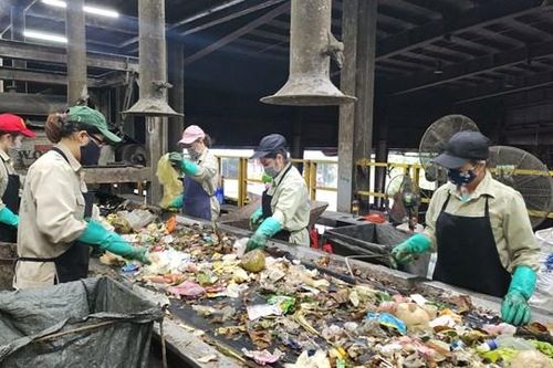 Nhọc nhằn mưu sinh từ rác