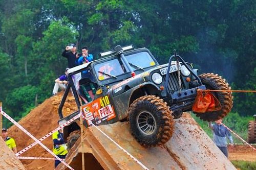 Cận cảnh đua xe ô tô địa hình mạo hiểm ở Hà Nội