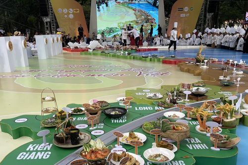 Du lịch 'bắt tay' với ẩm thực