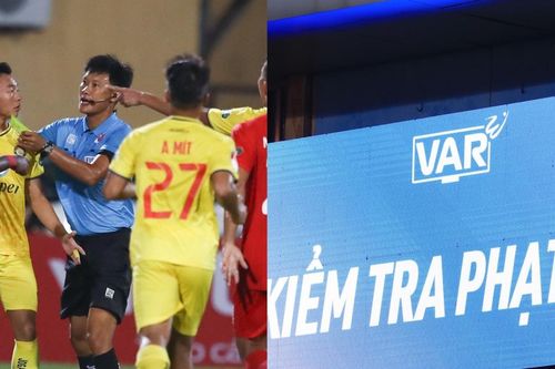 CĐV Thanh Hóa chất vấn trọng tài gay gắt về việc không check VAR sau khi đội nhà đánh rơi chiến thắng trước Viettel