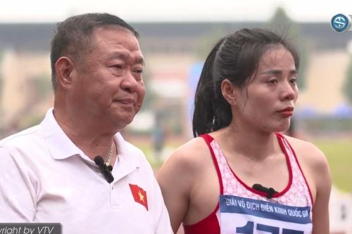 'Nữ hoàng điền kinh' Việt Nam khóc nghẹn, ôm lấy HLV sau khi từ giã sự nghiệp với kỷ lục huy chương vàng lừng lẫy