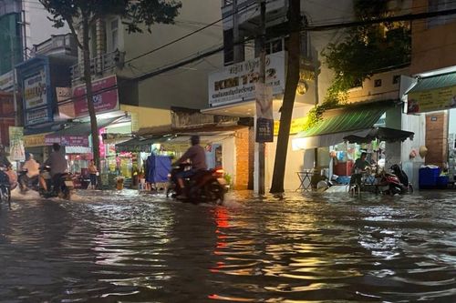 TP Cần Thơ: Mưa lớn, nhiều tuyến đường ngập nặng