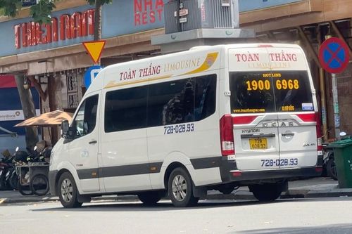 'Xe dù, bến cóc' nhộn nhịp giữa trung tâm TPHCM