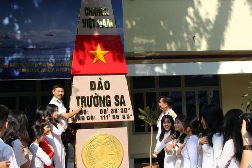 Trường PTTH Nguyễn Công Trứ khánh thành cột mốc chủ quyền đảo Trường Sa