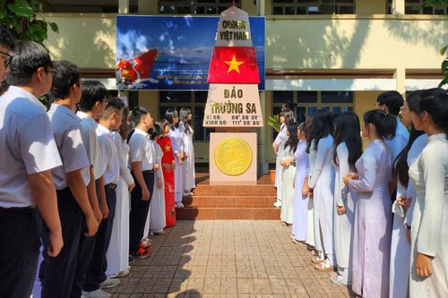 Trường học TPHCM khánh thành mô hình cột mốc chủ quyền biển đảo Trường Sa