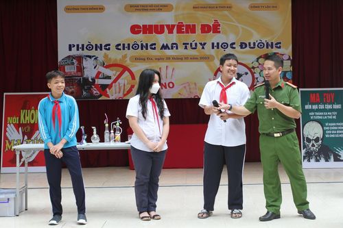 Công an hướng dẫn học sinh Trường THCS Đống Đa nhận diện ma túy để phòng tránh