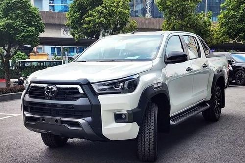 Cận cảnh Toyota Hilux 4x4 AT Adventure 2023 vừa ra mắt tại Việt Nam, giá 1,077 tỷ đồng