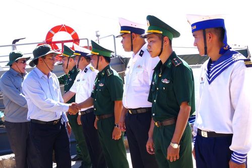 Đoàn công tác Tỉnh ủy, UBND tỉnh Cà Mau thăm quân và dân đảo Hòn Chuối và Hòn Khoai