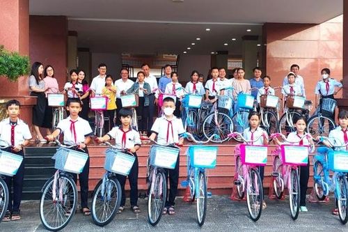 Hội Nhà báo thành phố Đà Nẵng trao tặng 20 xe đạp đến học sinh có hoàn cảnh khó khăn