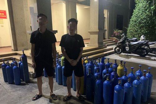 Phát hiện đối tượng vận chuyển 73 bình 'khí cười' từ Hưng Yên về Hà Nội tiêu thụ