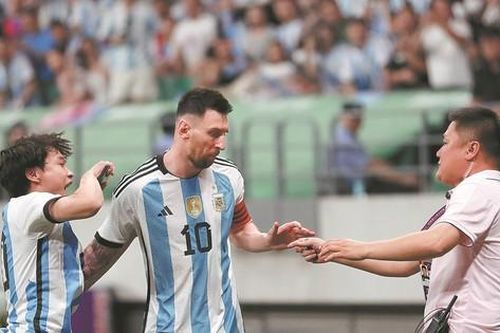 Hủy trận đấu của Messi, Trung Quốc bị CĐV chỉ trích