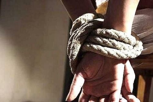 Công an Bình Dương giải cứu cô gái bị bạn trai dùng súng khống chế