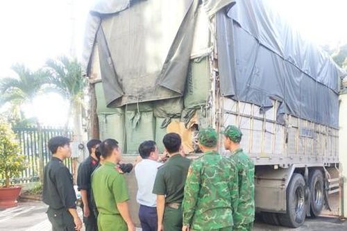 Bắt 2 xe tải vận chuyển nhiều hàng hóa không rõ nguồn gốc, trị giá hơn 1 tỷ đồng