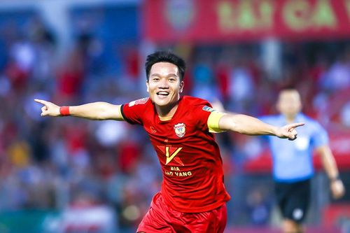 Đinh Thanh Trung lập siêu phẩm phút bù giờ, derby Nghệ Tĩnh bất phân thắng bại