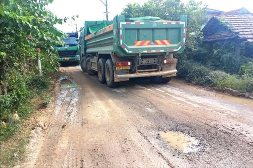Tiềm ẩn nguy cơ tai nạn khi xe tải chở đất 'tung hoành' đường quê
