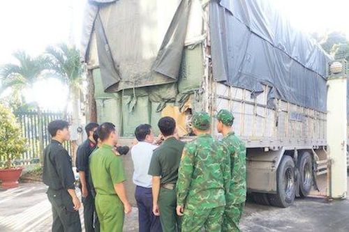 Phát hiện 2 ô tô tải vận chuyển nhiều hàng hóa không rõ nguồn gốc