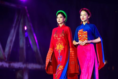 Các người mẫu thướt tha với áo dài trên phố đi bộ hồ Gươm