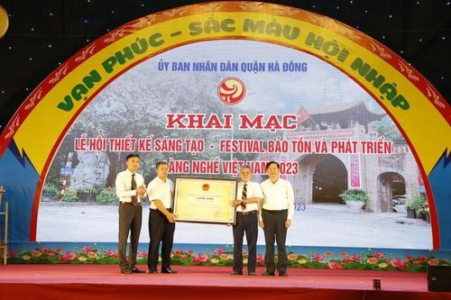 Làng lụa Vạn Phúc nhận bằng Di sản Văn hóa phi vật thể quốc gia
