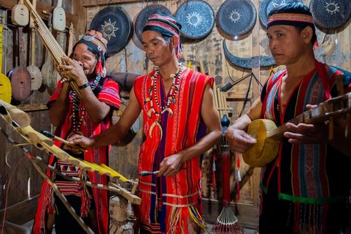 Độc đáo trang phục đóng khố của người Giẻ - Triêng