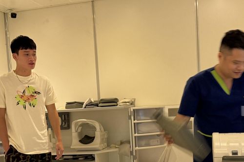 Hoàng Đức báo tin vui với HLV Philippe Troussier