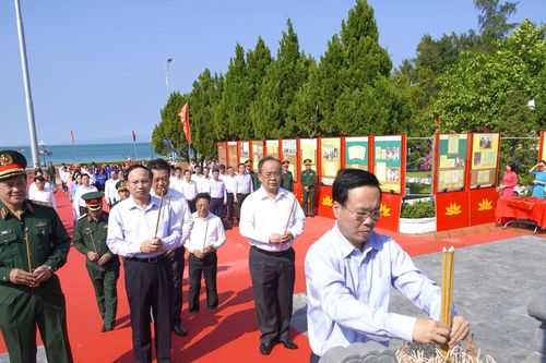 Chủ tịch nước Võ Văn Thưởng dâng hương tại tượng đài Bác Hồ ở Cô Tô