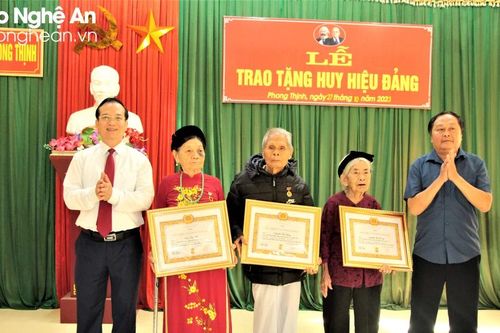 Thanh Chương: 11 đảng viên được trao tặng Huy hiệu 75 năm tuổi đảng