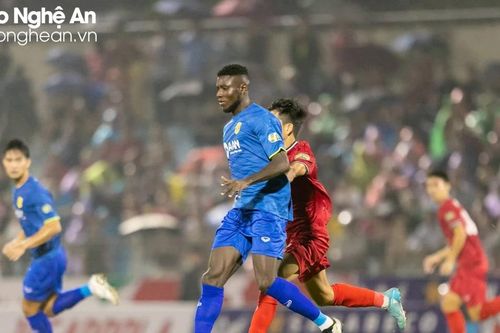 Sông Lam Nghệ An đánh rơi chiến thắng ở phút bù giờ trong trận đấu Derby xứ Nghệ