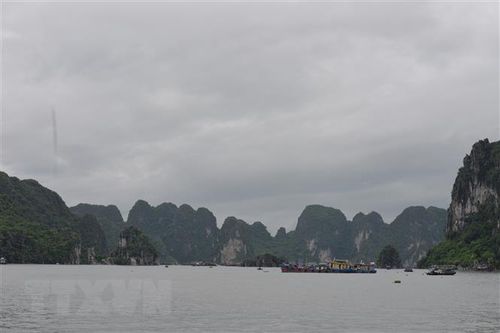 Quảng Ninh: Vùng nước vui chơi giải trí Cửa Vạn sẽ cấm thuyền máy