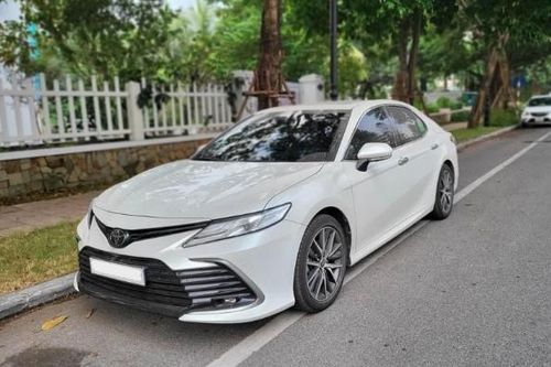 Chỉ sau 1 năm lăn bánh, Toyota Camry lướt rao bán lại với mức giá khó tin