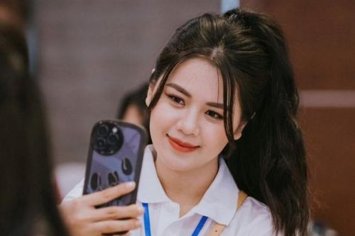 Vợ hoa khôi của đội trưởng ĐT Việt Nam khoe nhẫn kim cương, quyến luyến khi chồng xa nhà