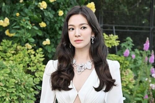 Song Hye Kyo đi event, netizen thốt lên 2 từ: 'Nữ thần'