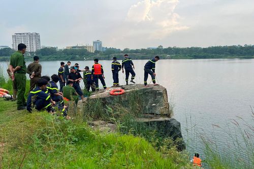 Lặn tìm thanh niên nghi nhảy hồ đá 'tử thần'