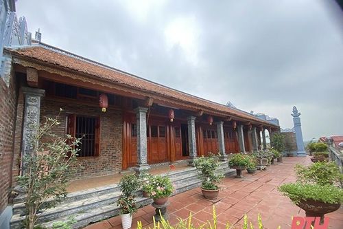 Chùa Hồng Ân soi bóng Mã giang