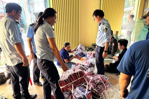 Tạm giữ 2 ôtô tải vận chuyển nhiều hàng hóa không rõ nguồn gốc ở TX. Tịnh Biên