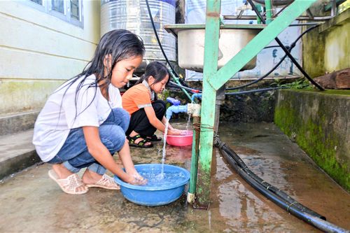 Mang nước cho học sinh Nậm Pồ