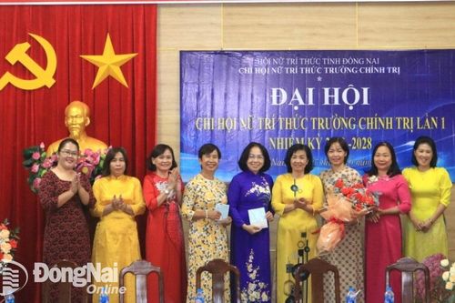 Bà Lê Thị Cát Hoa được bầu làm Chi hội trưởng Chi hội Nữ trí thức Trường Chính trị tỉnh